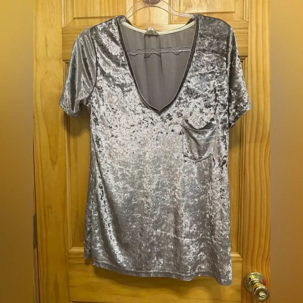 POL size M mauve pink velvet v neck blouse